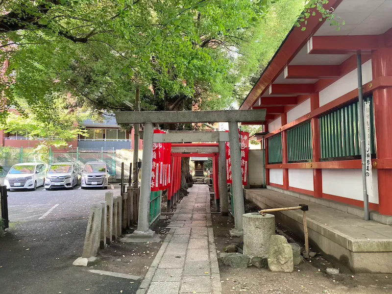 縣神社の横の鳥居