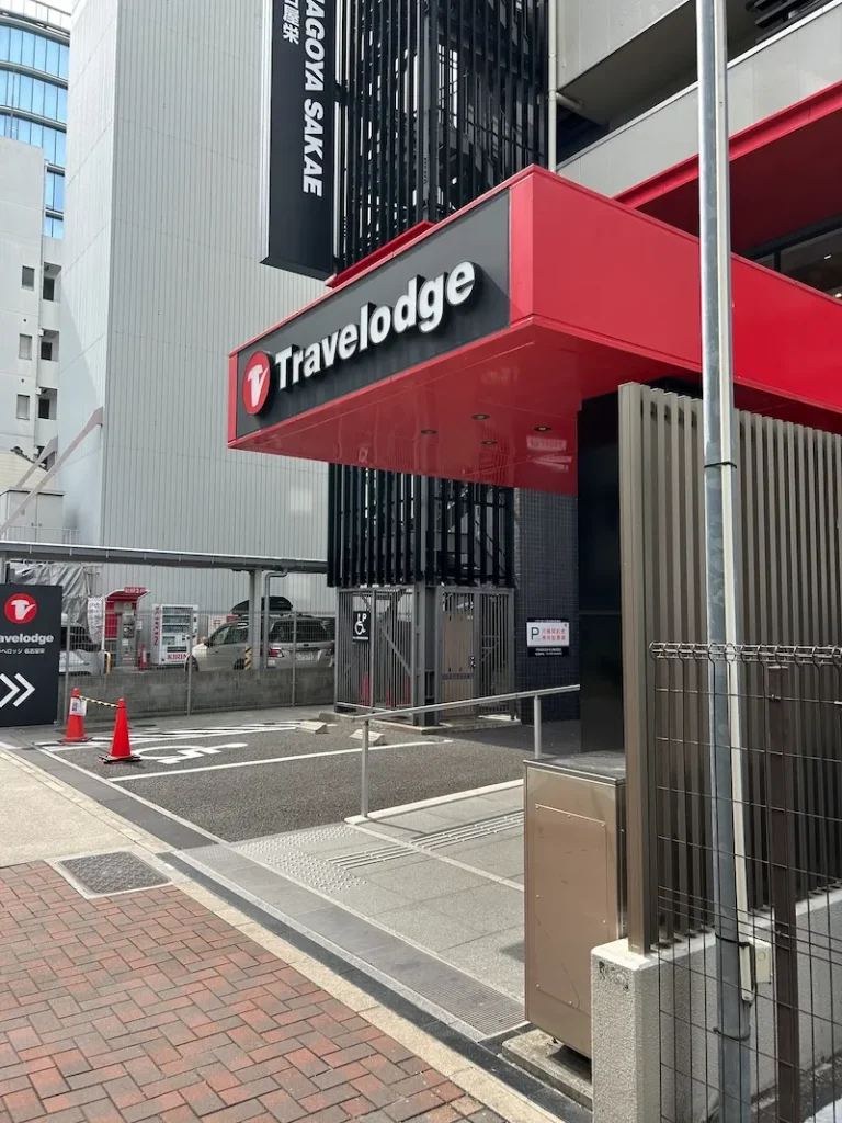 トラベロッジの外観写真縦