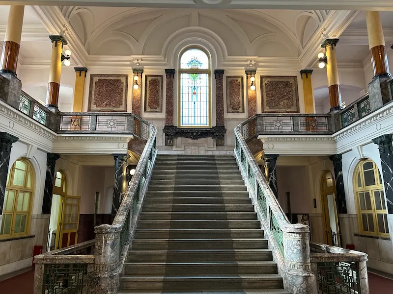 名古屋市政資料館の正面の階段1