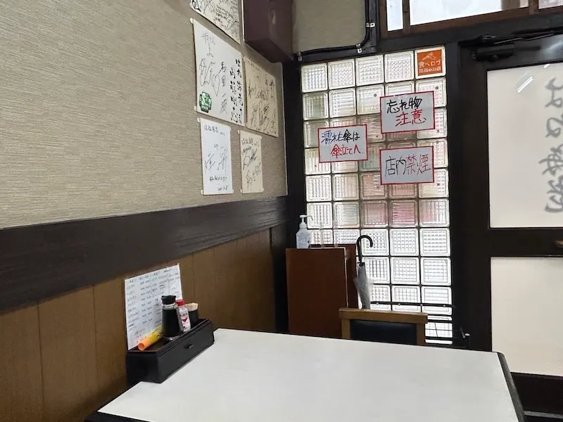 はね海老の店の中の写真