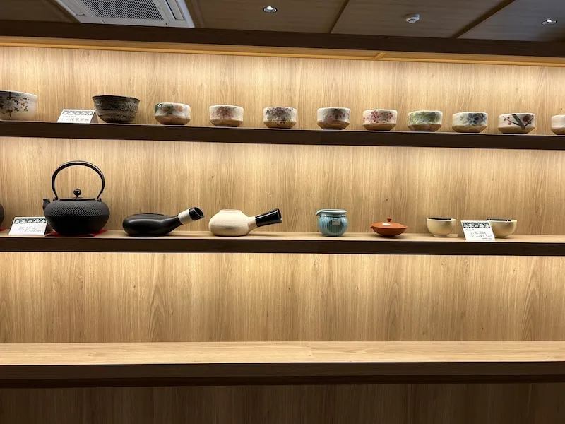 升半カフェの茶器の様子