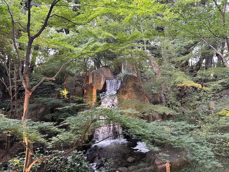 大曽根の滝徳川園