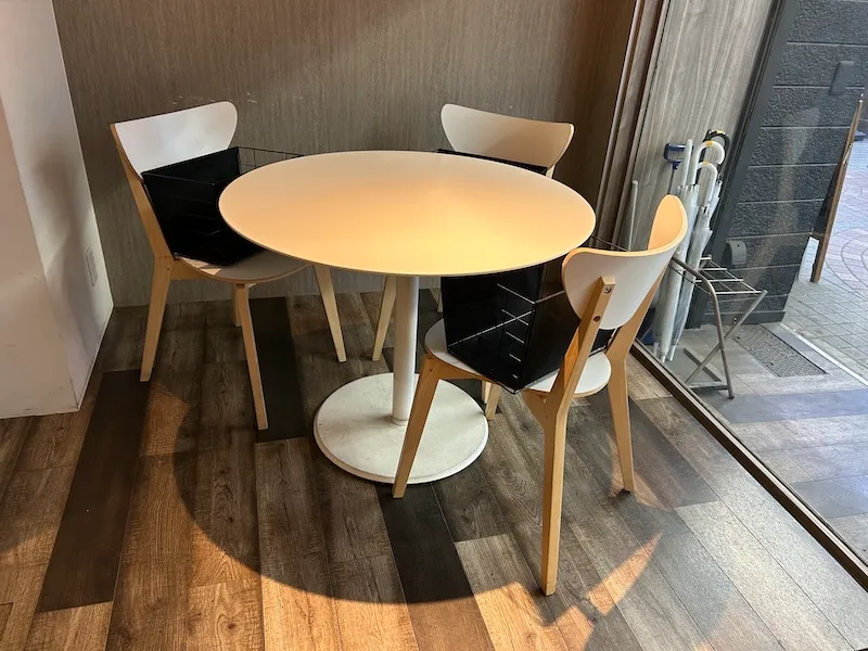 Osu coffee table and chair